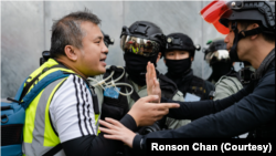 资料照：香港记者协会主席陈朗升在2019年“反送中”运动中采访抗议者。（陈朗升授权使用）
