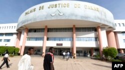 Des Sénégalais marchent devant le palais de Justice à Dakar, le 21 septembre 2015.