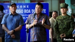 로드리고 두테르테 필리핀 대통령(가운데)이 11일 카가얀데오로 군 기지를 방문해 연설하고 있다.