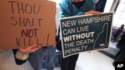 在新罕布什爾州的州參議院就死刑問題投票之前，抗議者聚集在參議院會堂外。 (2019年5月30日)