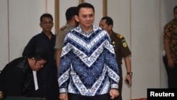 Gubernur DKI Jakarta, Basuki Tjahaja Purnama alias Ahok tiba di pengadilan untuk mendengarkan keputusan hakim atas kasus penistaan agama di Jakarta, Selasa (9/5).