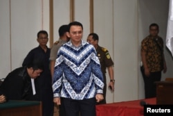 Gubernur DKI Jakarta, Basuki Tjahaja Purnama alias Ahok tiba di pengadilan untuk mendengarkan keputusan hakim atas kasus penistaan agama di Jakarta, Selasa (9/5).