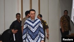 Gubernur DKI Jakarta, Basuki Tjahaja Purnama alias Ahok tiba di pengadilan untuk mendengarkan keputusan hakim atas kasus penistaan agama di Jakarta, Selasa (9/5).
