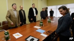 Trợ lý Ngoại trưởng Mỹ Victoria Nuland gặp 3 nhà lãnh đạo chính của phe đối lập: (từ trái) Oleh Tyahnybok, Arseniy Yatsenyuk, và Vitaliy Klitschko tại Kiev, 10/12/2013