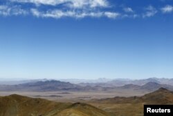 A view of "Inca de Oro" (Inca gold) town (C) in the middle of the Atacama desert, near Copiapo city, north of Santiago, Chile, Dec. 16, 2015.