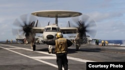 미 해군이 운용 중인 E-2D 조기경보기.