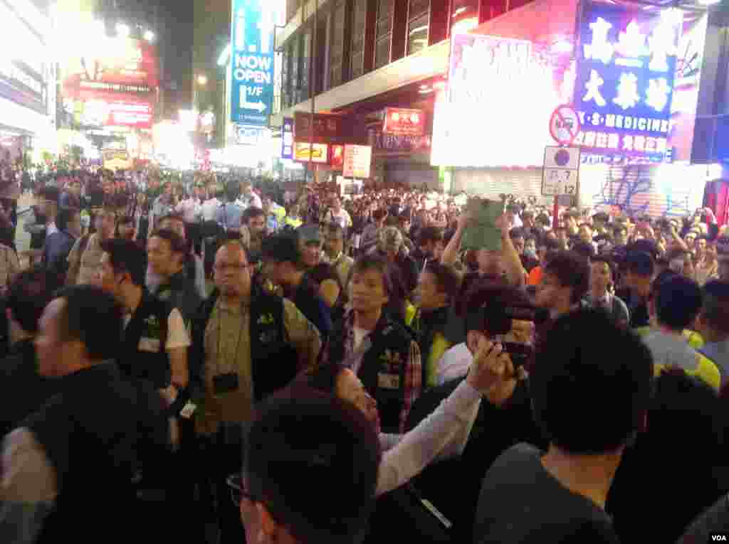 数以百计香港市民在旺角几外路段聚集 (美国之音海彦拍摄)