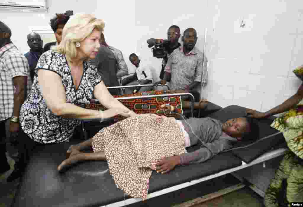 Ivorian President Alassane Ouattara&#39;s wife Dominique visits people injured in a stampede that occurred after a New Year&#39;s Eve fireworks display in Abidjan, January 1, 2013. 