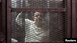 14 miembros de la Hermandad Musulmana, incluyendo su líder, han sido condenados a muerte en Egipto.
