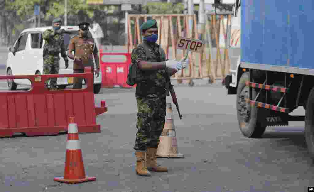 یک ایست بازرسی که برای جلوگیری از شیوع ویروس کرونا در کلمبو سریلانکا برپا شده است.