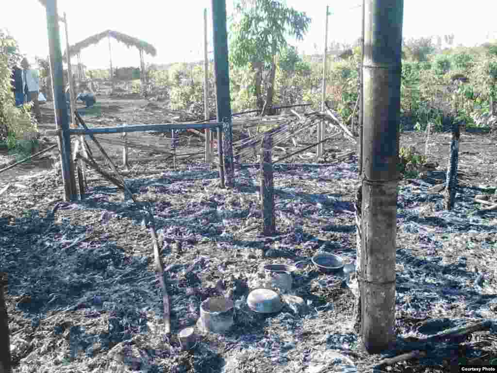 မြန္ျပည္နယ္၊ က်ဳိက္ထုိၿမိဳ႕နယ္က ၀ါးဒက္ကြင္း ရပ္ကြက္မွာဆုိရင္ အိမ္ေျခေပါင္း ၆၀၀ ေက်ာ္ကုိ အာဏာပုိင္ေတြက မီးရႈိ႕ ဖ်က္ဆီး - ၆ ေဖေဖာ္၀ါရီ ၂၀၁၆ (ဓာတ္ပံု-ဦးလွ၀င္းထြဋ္ Facebook)