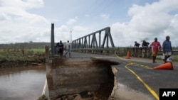 Một cây cầu bị hư hại sau trận bão bên ngoài thủ đô Port Vila, Vanuatu.