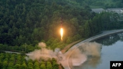 Foto yang dirilis kantor berita Korea Utara (KCNA) pada Selasa (30/5) menunjukkan uji coba misil balistik Korut. 