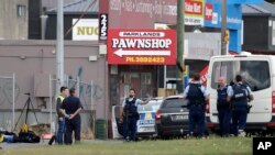 15일 총기 난사 사건이 발생한 뉴질랜드 크라이스트처치 이슬람 사원 주변에 경찰들이 서있다.