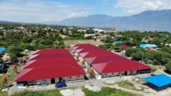 Kompleks Huntara Duta Indah (atap berwarna merah) di Kelurahan Layana Indah dengan latar belakang teluk Palu, Kamis, 4 Juli 2019. (Foto: Yoanes Litha/VOA)