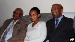 Ethiopian opposition leader Birtukan Mideksa (C) sits with former Ethiopian president Negasso Gidada (R) at her home in Addis Ababa after she was released from jail by Ethiopian authorities. (File Photo)