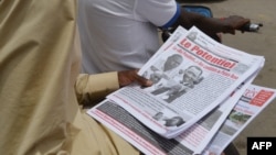 Un vendeur tient des journaux sur une rue de N’Djamena, 12 avril 2016.