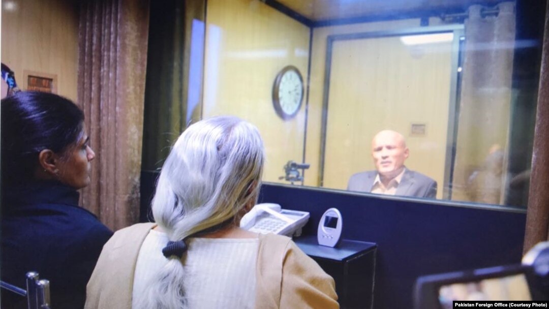 گزشتہ دسمبر میں کلبھوشن کی والدہ اور اہلیہ کو ان سے ملنے کے لیے اسلام آباد آنے کی اجازت دی گئی تھی