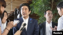 PM Jepang Shinzo Abe memberikan keterangan kepada media di rumah kediamannya di Tokyo (3/7).