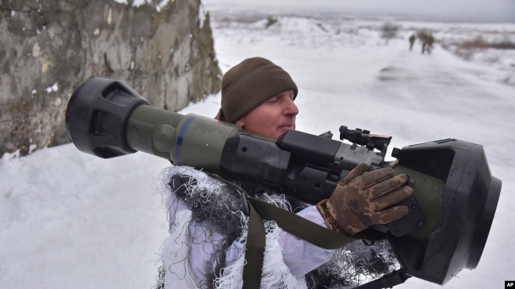 Một người lính Ukraine đang được huấn luyện sử dụng tên lửa chống tăng NLAW do Anh viện trợ. 