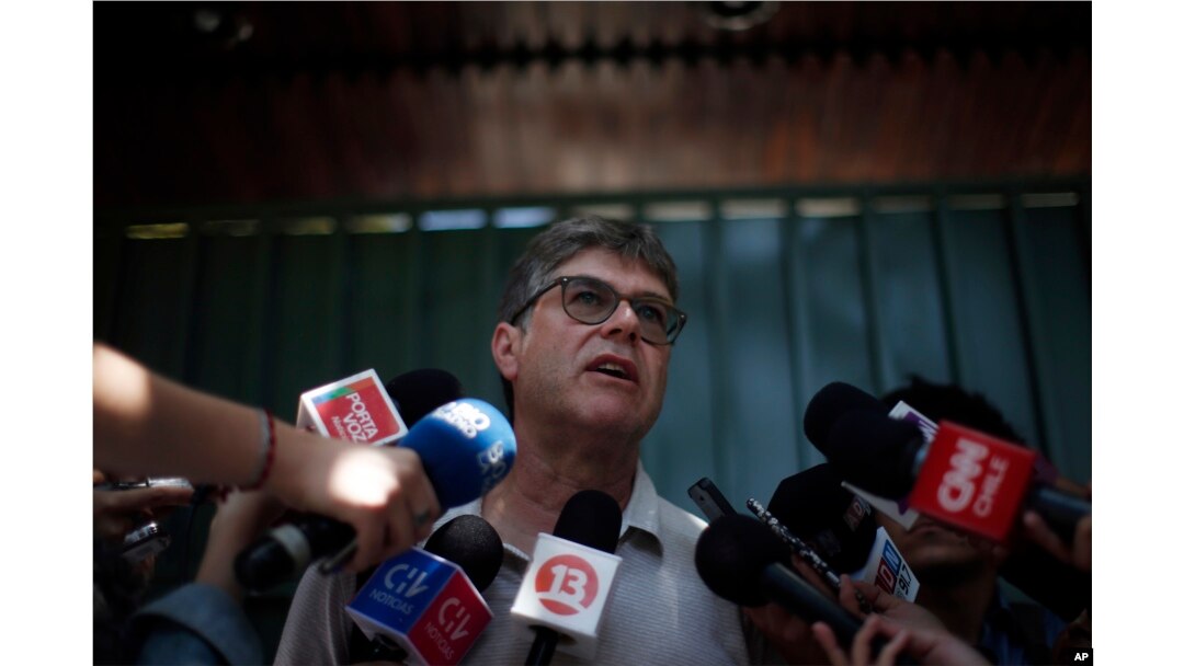 James Hamilton habla con la prensa después de una reunión con el prelado católico español Jordi Bertomeu sobre el abuso sexual cometido por el párroco Fernando Karadima, en Santiago de Chile, el miércoles 21 de febrero de 2018.