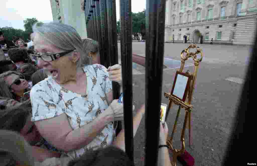 Júbilo ante el Palacio de Buckingham por el nacimiento del príncipe de Cambridge.