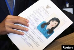 Pimpinan partai Raksa Chart Thailand, Preechapol Pongpanich, mengangkat aplikasi calon Perdana Menteri, Putri Thailand, Ubakanratana Rajakanya Sirivadhana Barnavadi, di kantor komisi pemilihan di Bangkok, Thailand, 8 Februari 2019.