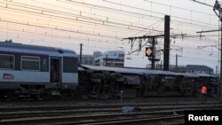 Kereta yang keluar jalur di stasiun Bretigny-sur-Orge dekat Paris (12/7). (Reuters/Gonzalo Fuentes)