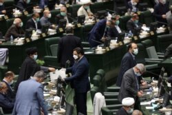Anggota Parlemen Iran memberikan suara mereka selama mosi percaya di kabinet Presiden Ebrahim Raisi, di Majelis Permusyawaratan Islam di Teheran, Iran 25 Agustus 2021. (Foto: Majid Asgaripour/WANA via REUTERS)