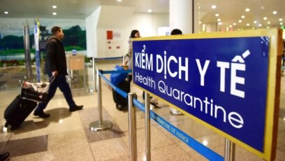 Hành khách đi qua biển kiểm dịch y tế tại sân bay Nội Bài ở Hà Nội hôm 21/1. Việt Nam vừa giảm thời gian cách ly tập trung cho hành khách đã tiêm chủng khi nhập cảnh vào Việt Nam xuống 7 ngày.