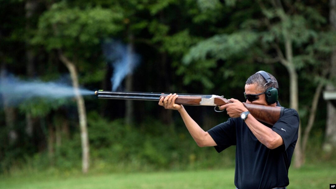 Presiden Barack Obama tengah berolahraga menembak, atau dikenal dengan istilah "skeet shooting", di Camp David, Maryland, 4 Agustus 2012. (AP Photo/The White House, Pete Souza).
