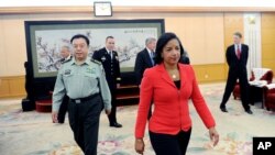 美国国家安全事务顾问苏珊•赖斯在北京八一大楼会见中国中央军委副主席范长龙。他们谈到美国飞机侦察问题（2014年9月9日）