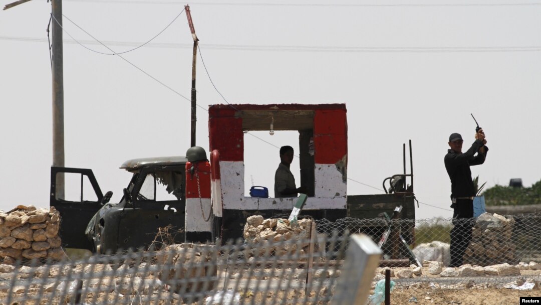 Tentara Mesir terlihat sedang berjaga di dekat perlintasan Kerem Shalom, wilayah pertigaan perbatasan Israel, Mesir dan perbatasan Gaza dimana kendaraan militer Mesir diserang kelompok bersenjata untuk menerobos masuk wilayah Israel (8/9). 