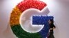 Seorang perempuan berjalan melewati logo Google yang terpasang di Ekshibisi International Impor China di Shanghai, pada 5 November 2018. (Foto: AP/Ng Han Guan)