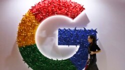 Seorang perempuan berjalan melewati logo Google yang terpasang di Ekshibisi International Impor China di Shanghai, pada 5 November 2018. (Foto: AP/Ng Han Guan)