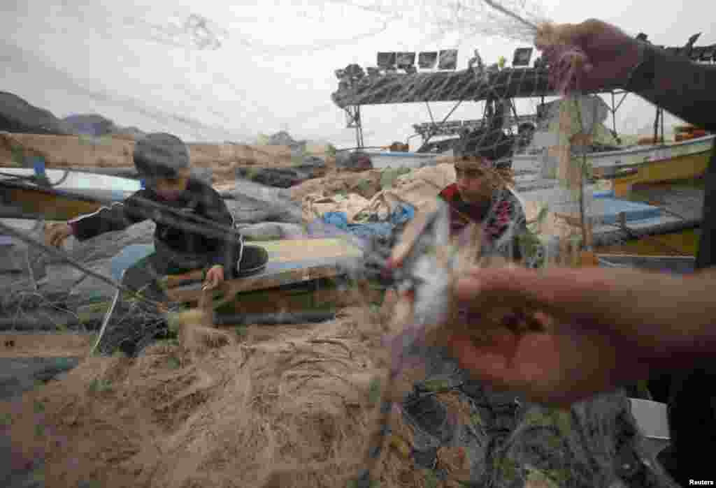 غزہ شہر میں مچھلی فروش سمندر سے پکڑی جانے والی مچھلیاں فروخت کررہے ہیں.