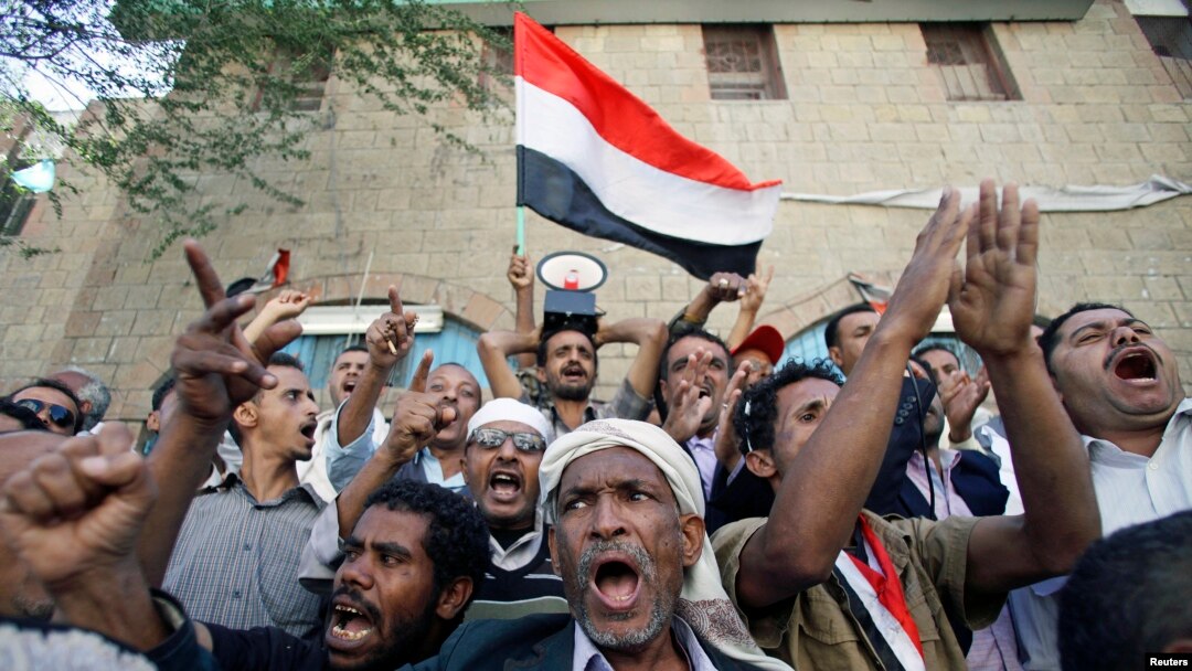 Pengunjuk rasa meneriakkan slogan anti kelompok Muslim Syiah Houthi di Taiz, Yaman (16/2/2015). 
