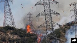 Algunos incendios forestales como el de Azusa, California, amenazan líneas de energía.