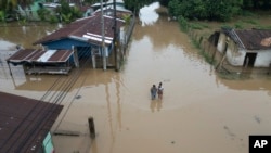 Vista general del barrio Suyapa, parcialmente inundado por el desbordamiento del río Ulúa tras el paso de la tormenta tropical Sara, en Potrerillos, Honduras, el domingo 17 de noviembre de 2024. 