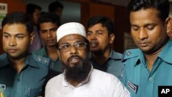 Pemimpin kelompok terlarang Harkatul Jihad al-Islami, Mufti Abdul Hannan (tengah) dikawal ketat saat menghadiri sidang di pengadilan Dhaka, Bangladesh, 16 Juni 2014 (Foto: dok). 