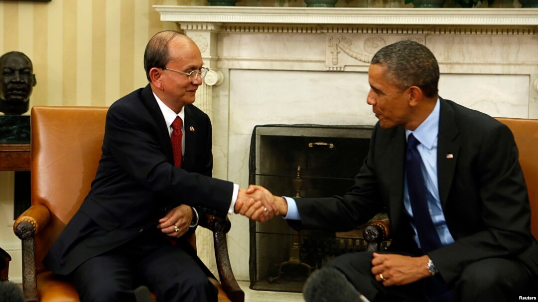 Presiden AS Barack Obama bersalaman dengan Presiden Myanmar Thein Sein di Gedung Putih, Washington. (Foto: Dok)