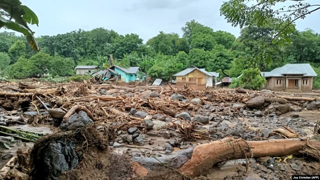 Puing-puing terlihat di kota Adonara di Flores Timur pada 4 April 2021, setelah banjir bandang dan tanah longsor melanda kawasan timur Indonesia dan negara tetangga Timor Leste. (Foto: AFP/Joy Christian)