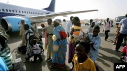 Warga Sudan Selatan menaiki pesawat di bandara Khartoum, Sudan, yang membawa mereka pulang ke Sudan Selatan (14/5).