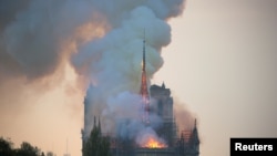  Katedral Notre-Dame de Paris a, nan peyi Lafrans. 