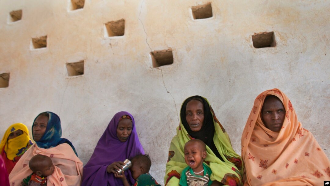 Sejumlah ibu menunggu anak-anak mereka untuk diperiksa dari tanda-tanda malnutrisi di klinik gizi berjalan di Afrika, 20 April 2012. (Foto: dok).