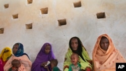 Sejumlah ibu menunggu anak-anak mereka untuk diperiksa dari tanda-tanda malnutrisi di klinik gizi berjalan di Afrika, 20 April 2012. (Foto: dok).