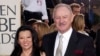 ARCHIVO - El actor Gene Hackman llega con su esposa, Betsy Arakawa, a la 60a edición de los Premios Globos de Oro en Beverly Hills, California, el domingo 19 de enero de 2003. 