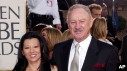 ARCHIVO - El actor Gene Hackman llega con su esposa, Betsy Arakawa, a la 60a edición de los Premios Globos de Oro en Beverly Hills, California, el domingo 19 de enero de 2003. 