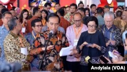 Presiden Joko Widodo didampingi Menteri Keuangan Sri Mulyani menjelaskan polemik amnesti pajak di BSD, Tangerang, Banten, 30 Agustus 2016. (VOA/Andylala Waluyo)