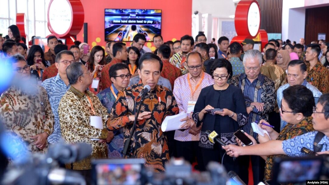Presiden Joko Widodo didampingi Menteri Keuangan Sri Mulyani menjelaskan soal polemik amnesti pajak di BSD Tangerang, Banten. (Foto: Dok)